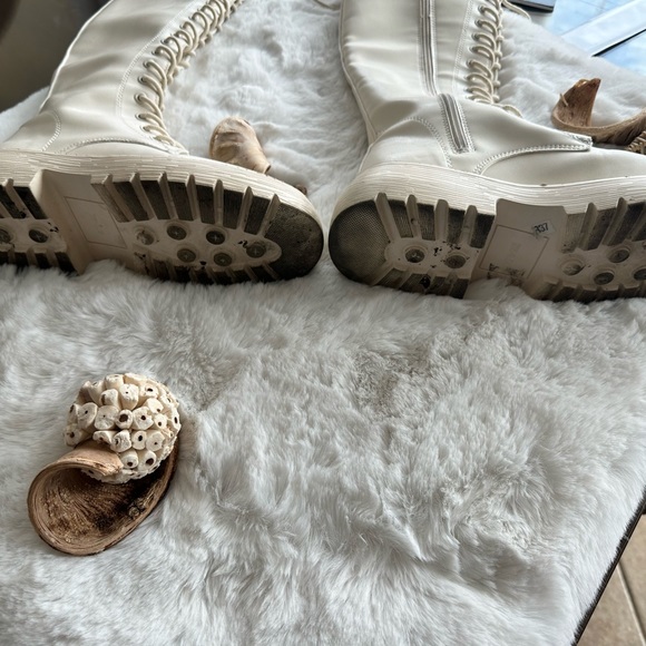 Shein boots size 5, 5.5 slipped cream used - Picture 9 of 12